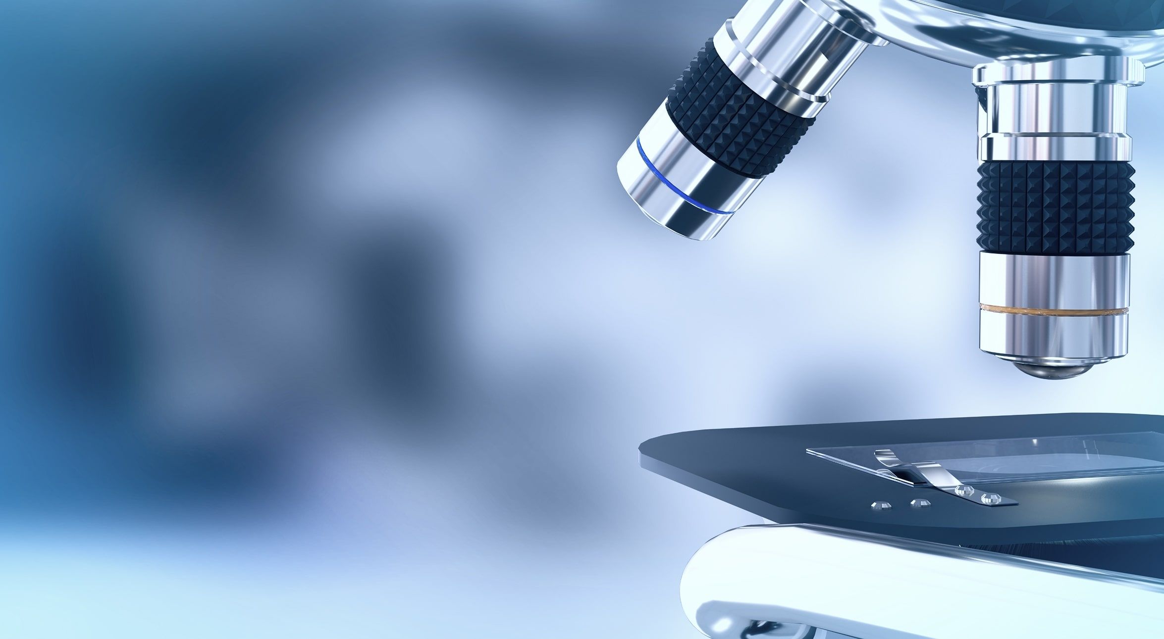 Vor einem verschwommenen Hintergrund steht ein Mikroskop, das für wissenschaftliche Untersuchungen verwendet wird.